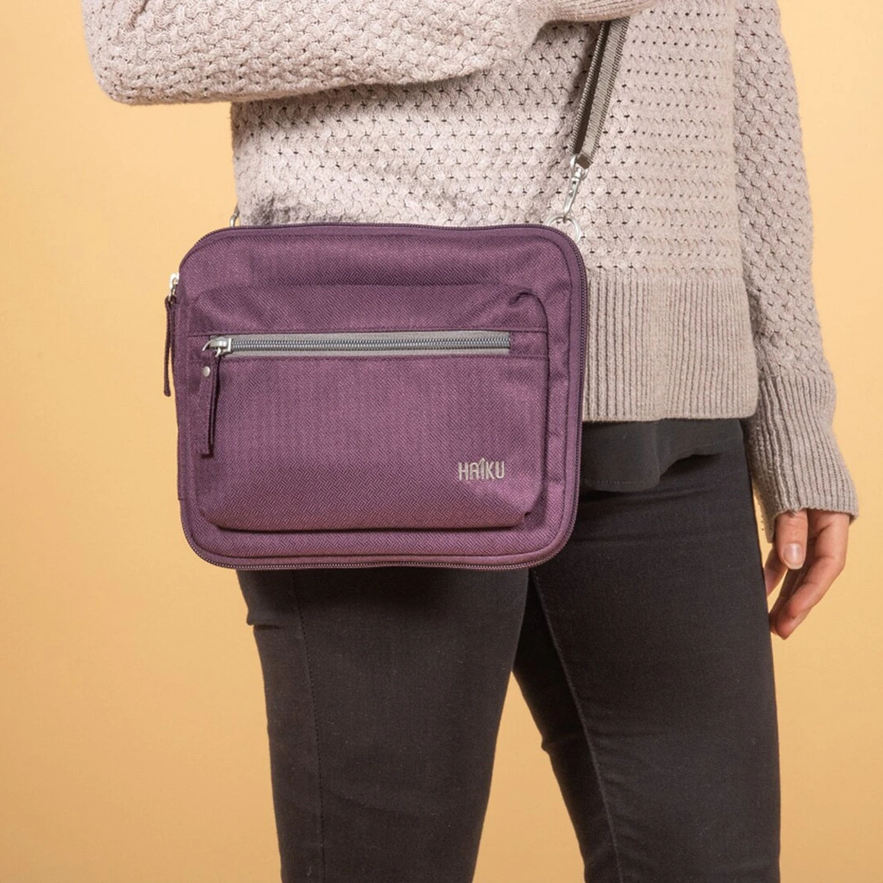 Haiku Aspire Folio - Blackberry 3 Haiku Aspire Folio - Blackberry - Image 3